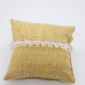 présentation d'un bracelet en perle de cristal de roche de 8mm