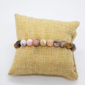 photo de démonstration d'un bracelet en opale rose des andes fait en perles de 8mm.